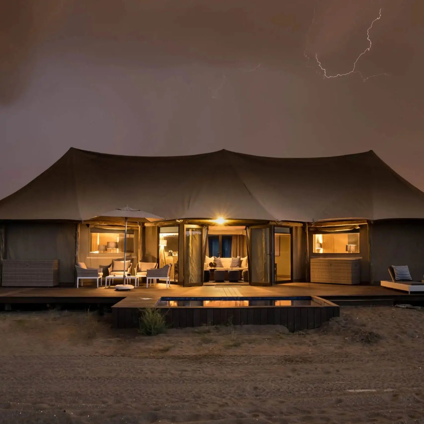 Outdoor Stretch Tents Luxury Glamping Safari Tent Hotel Outdoor Stretch Tents Pyramid Waterproof Light Luxury Tent Family Glamp